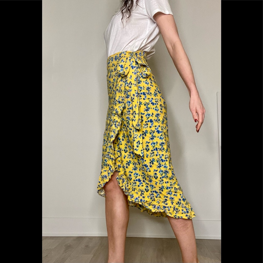 Jacks Girlfriend SOFT fabric yellow floral comfy Size M wrap skirt.